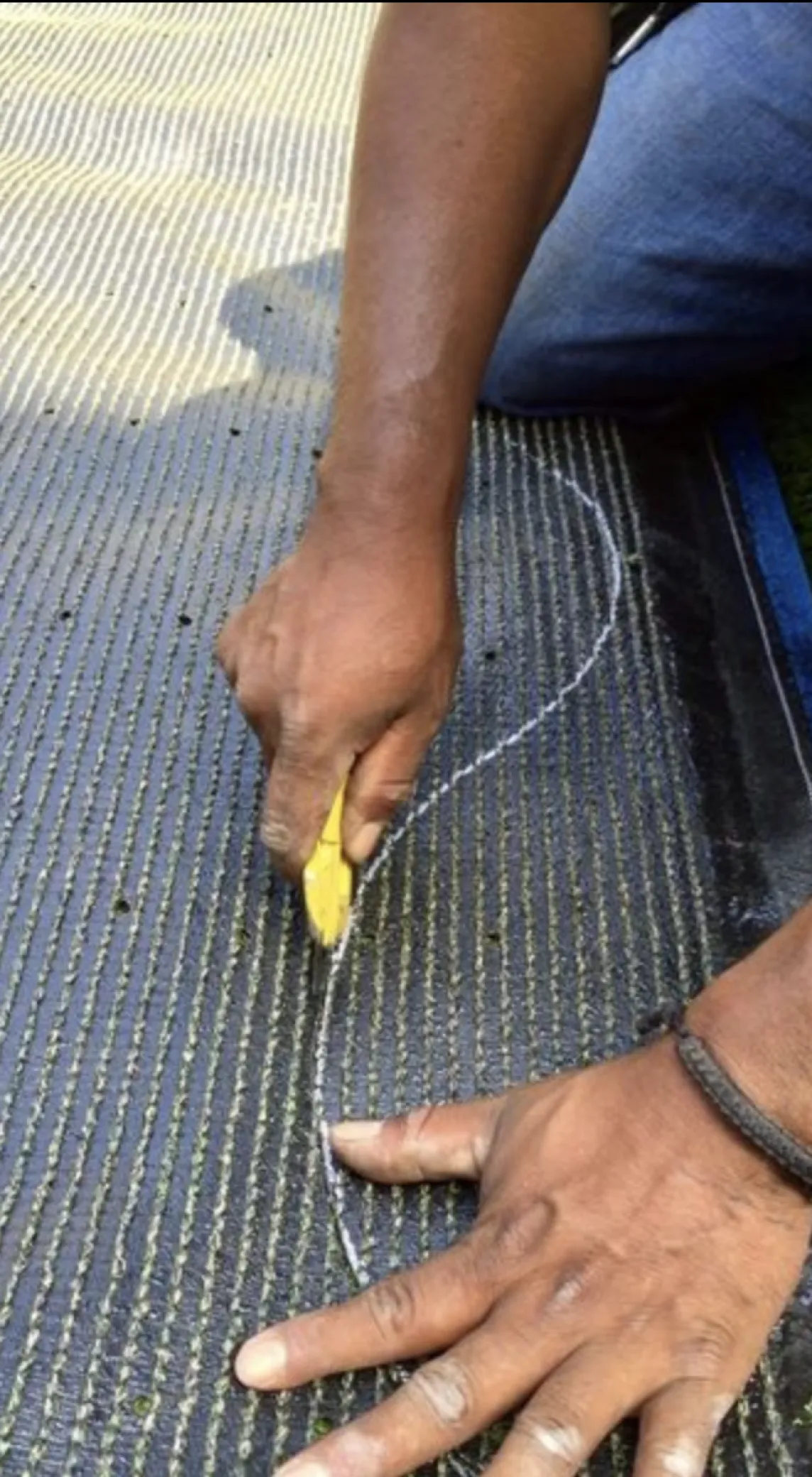 Cutting Artificial Turf Curved Seams